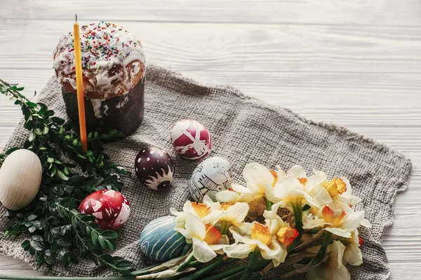 Stijlvol Paasbrood Beschilderde Eieren Rustieke Houten Ondergrond Met Kaarsgele Bloemen — Stockfoto