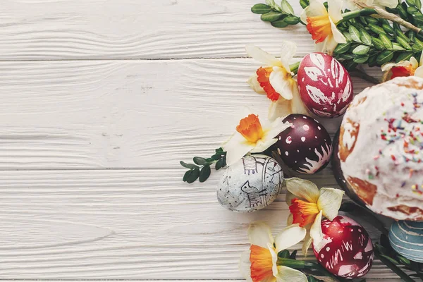 Fröhliche Osterflache Stylisches Osterbrot Und Bemalte Eier Auf Rustikalem Holzhintergrund — Stockfoto
