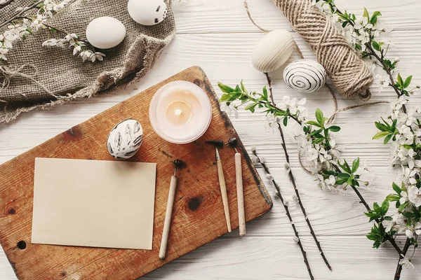 Moderne Vue Dessus Oeuf Pâques Sur Fond Rustique Avec Des — Photo