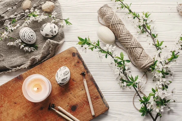 Moderne Pasen Eieren Rustieke Achtergrond Met Frisse Lente Bloemen Bovenaanzicht — Stockfoto