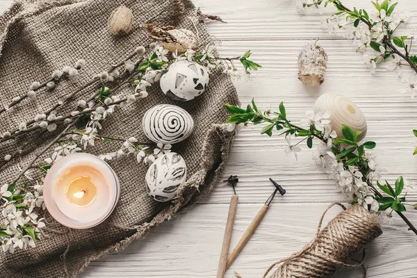 taze bahar çiçekleri en iyi manzaralı rustik arka plan üzerinde modern Paskalya yumurta. Mutlu Paskalya şık tebrik kartı. minimalist boyalı yumurta. yatıyordu Paskalya düz instagram veya blog için