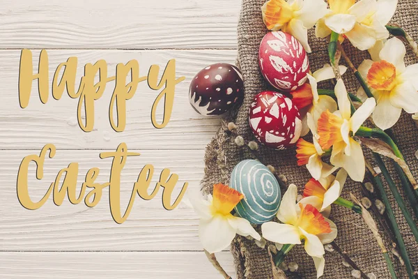 Szczęśliwy Tekst Wielkanoc Płasko Świeckich Kwiaty Żonkile Stylowe Jajka Rustykalne — Zdjęcie stockowe