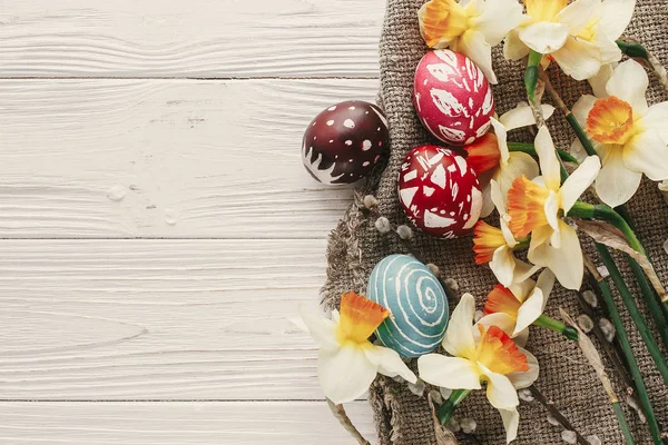 Moderne Pasen Plat Leggen Stijlvolle Kleurrijke Paaseieren Met Lente Bloemen — Stockfoto