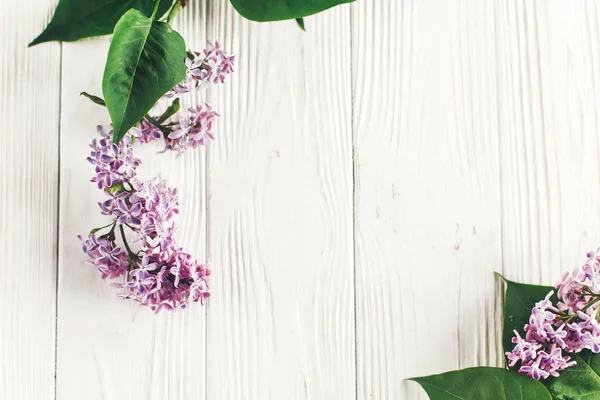 Hallo Frühling Flache Lage Bild Schöne Fliederfarbene Blüten Auf Rustikalem — Stockfoto