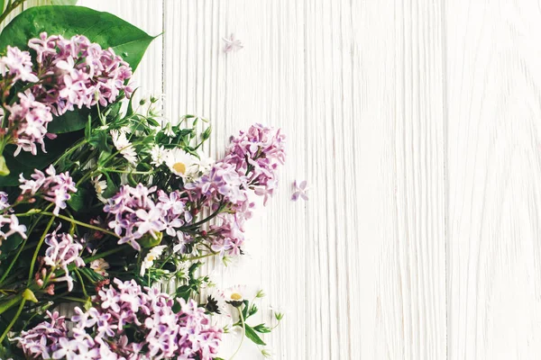 Hallo Frühling Karte Mit Frischen Gänseblümchen Und Fliederblumen Mit Grün — Stockfoto