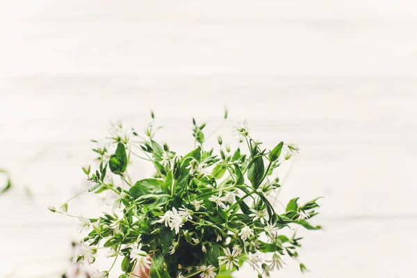 Привіт Весняна Листівка Свіжими Маленькими Квітами Букет Білому Дерев Яному — стокове фото