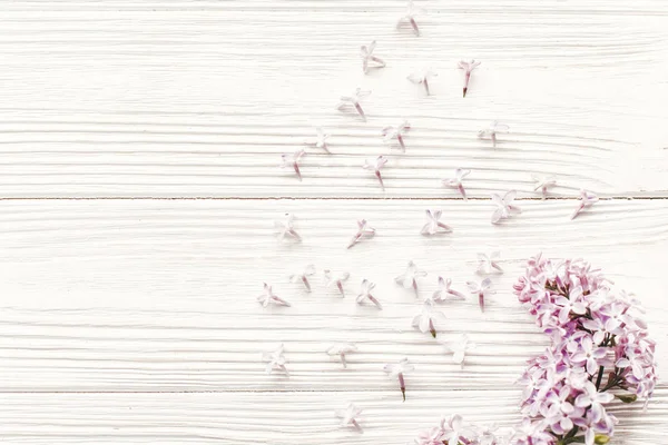 Hallo Frühling Flache Lage Bild Schöne Fliederfarbene Blüten Auf Rustikalem — Stockfoto