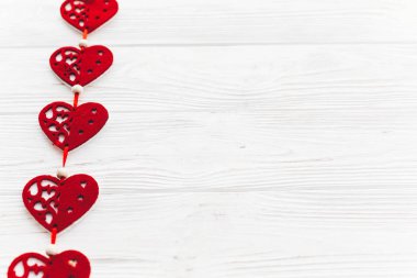 Beyaz rustik ahşap arka plan kopya alanı ile şık Kırmızı Kalpler