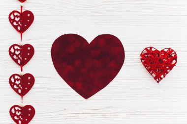Sevgililer günü tebrik kartı Beyaz ahşap zemin üzerinde dekoratif kırmızı kalp