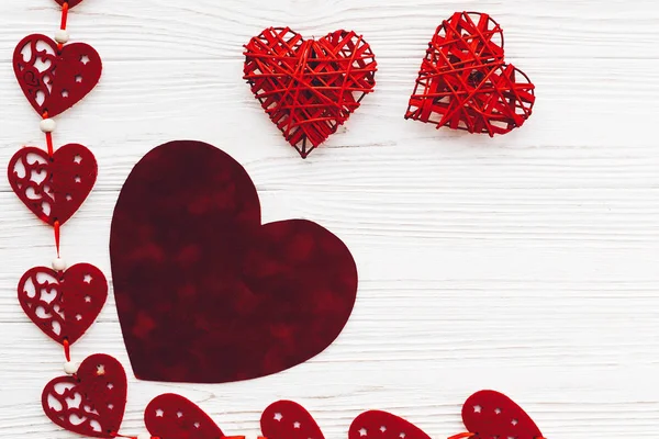 Cartão Saudação Dia Dos Namorados Com Corações Vermelhos Decorativos Fundo — Fotografia de Stock