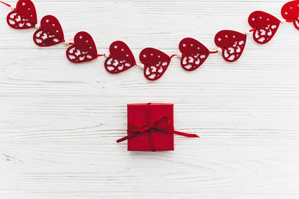 Elegantes Corazones Decorativos Rojos Con Caja Regalo Sobre Fondo Rústico — Foto de Stock