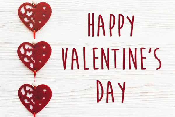 Fröhlicher Valentinstag Text Und Rote Dekorative Herzen Auf Weißem Holzhintergrund — Stockfoto