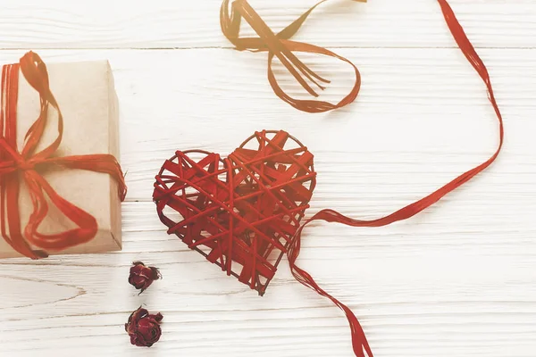 Valentinky Den Blahopřání Stylové Řemeslo Představit Box Dekorativní Červené Srdce — Stock fotografie