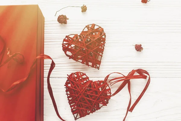 Sevgililer Günü Tebrik Kartı Ile Şık Kırmızı Mevcut Kutu Dekoratif — Stok fotoğraf