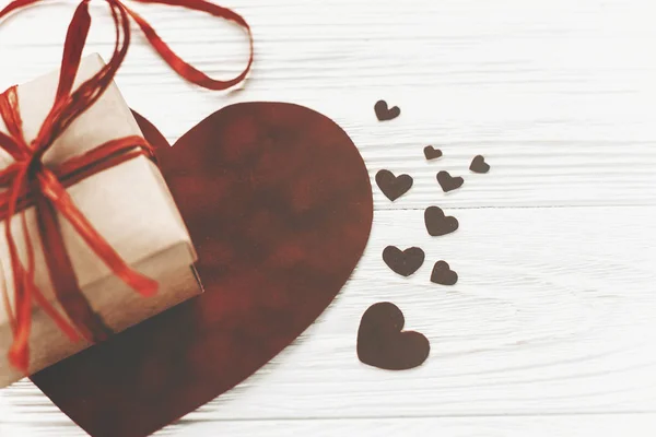 Conceito Feliz Dia Dos Namorados Caixa Presente Corações Veludo Fundo — Fotografia de Stock