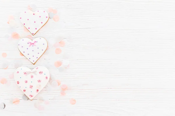 Roz Cookie Inimi Fundal Alb Rustic Din Lemn Confetti Lumină — Fotografie, imagine de stoc