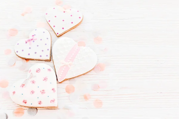 Corações Biscoito Rosa Fundo Madeira Rústica Branca Com Confete Plana — Fotografia de Stock