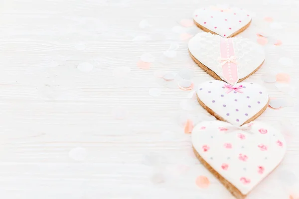 Pink Cookie Srdce Bílém Rustikálním Dřevěným Pozadí Konfety Rozptýleném Světle — Stock fotografie