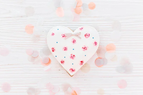 Pink Cookie Srdce Růží Bílém Rustikálním Dřevěným Pozadí Konfety Plochý — Stock fotografie