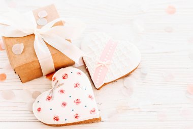 tanımlama bilgisi kalpleri ve zanaat hediye kutusu düz beyaz rustik ahşap zemin üzerinde yatıyordu. Mutlu Anneler Günü tebrik kartı. metin için yer. mutlu Sevgililer günü ya da kadın. mock-up