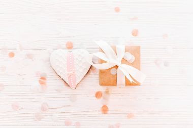 tanımlama bilgisi kalpleri ve zanaat hediye kutusu düz beyaz rustik ahşap zemin üzerinde yatıyordu. Mutlu Anneler Günü tebrik kartı. metin için yer. mutlu Sevgililer günü ya da kadın. mock-up