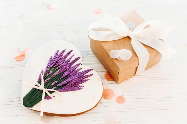 Cookie Srdce Levandule Květiny Řemesel Krabičky Bílém Rustikálním Dřevěným Pozadí — Stock fotografie
