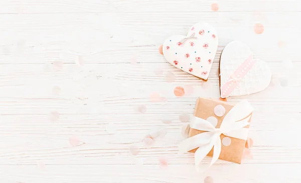 Cookie Harten Ambachtelijke Geschenkdoos Witte Rustieke Houten Achtergrond Plat Leggen — Stockfoto