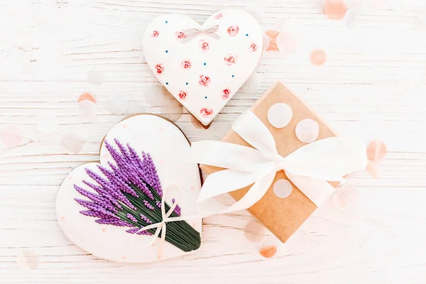 Coração Biscoito Com Flores Lavanda Caixa Presente Artesanato Fundo Madeira — Fotografia de Stock