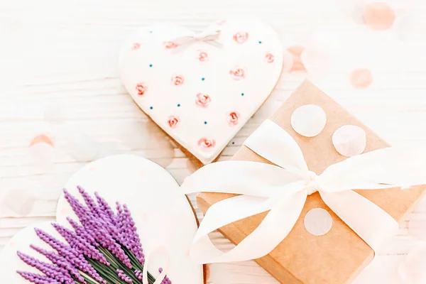 Cookie Hart Met Lavendel Bloemen Ambachtelijke Geschenkdoos Witte Rustieke Houten — Stockfoto