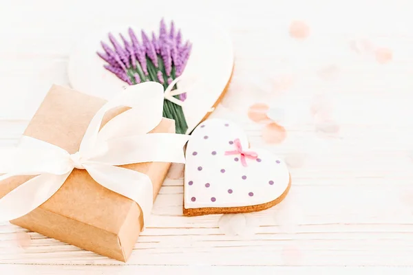 Coração Biscoito Com Flores Lavanda Caixa Presente Artesanato Fundo Madeira — Fotografia de Stock