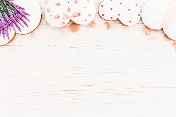 Pink Cookie Szív Konfetti Lapos Fehér Rusztikus Háttér Lágy Fény — Stock Fotó