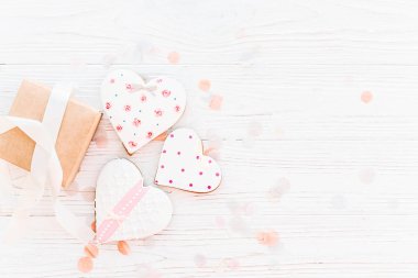 tanımlama bilgisi kalp el sanatları Hediyelik kutu konfeti düz beyaz rustik ahşap zemin üzerine ile yatıyordu. Mutlu Anneler Günü tebrik kartı. metin için yer. mutlu Sevgililer günü ya da kadın. mock-up