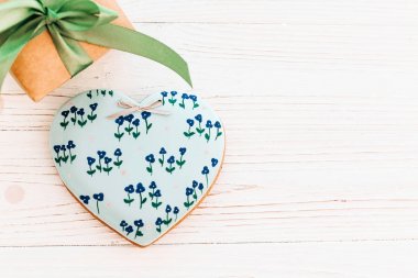 tanımlama bilgisi kalp ile çiçek ve zanaat hediye kutusu beyaz rustik ahşap arka plan düz konfeti ile yatıyordu. Mutlu Anneler Günü tebrik kartı. metin için yer. mutlu Sevgililer günü ya da kadın. mock-up