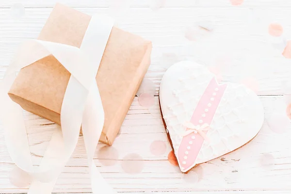 Coeur Biscuit Avec Boîte Cadeau Artisanale Sur Fond Blanc Rustique — Photo