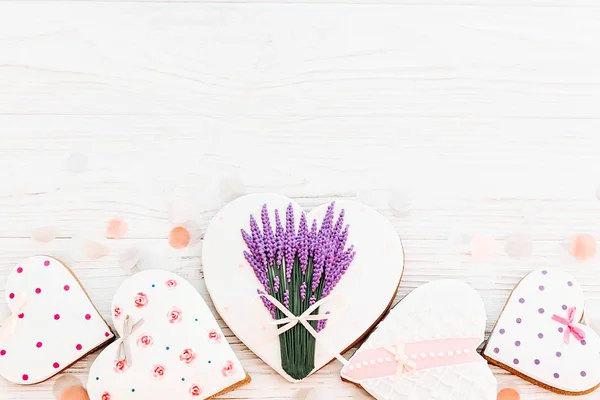 Corações Biscoito Com Flores Lavanda Fundo Madeira Rústica Branca Com — Fotografia de Stock