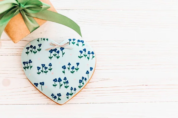 Cookie Srdce Květinami Řemesel Krabičky Bílém Rustikální Dřevěné Pozadí Konfety — Stock fotografie