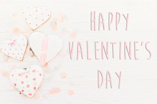 Szczęśliwy Valentine Day Tekst Znak Płaski Lay Cookie Różowe Serca — Zdjęcie stockowe