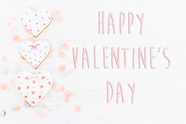 Szczęśliwy Valentine Day Tekst Znak Płaski Lay Cookie Różowe Serca — Zdjęcie stockowe