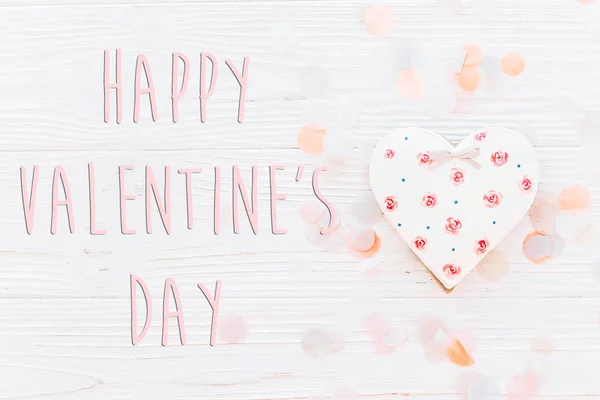 Szczęśliwy Valentine Day Tekst Znak Płaski Lay Cookie Różowe Serca — Zdjęcie stockowe