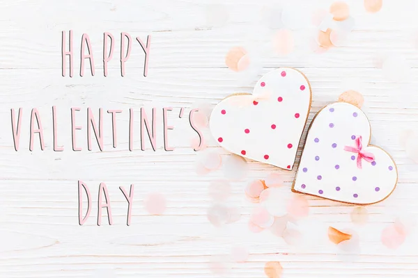 Happy Valentine Day Text Sign Flat Lay Розовые Печенье Сердца — стоковое фото