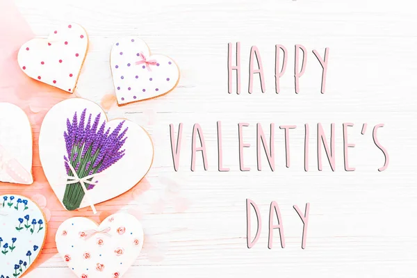 Happy Valentine Day Text Sign Flat Lay Розовые Печенье Сердца — стоковое фото