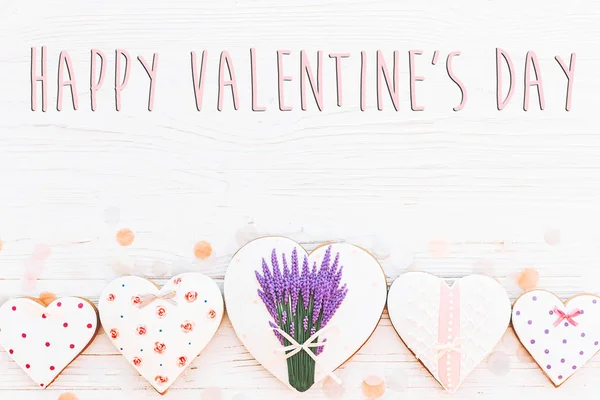 幸せなバレンタインデーのテキスト記号フラットなレイアウト 素朴な木製の白地にピンクのクッキーの心と花紙吹雪 テキストのためのスペース グリーティング カードのコンセプトです バレンタイン明るいイメージ — ストック写真