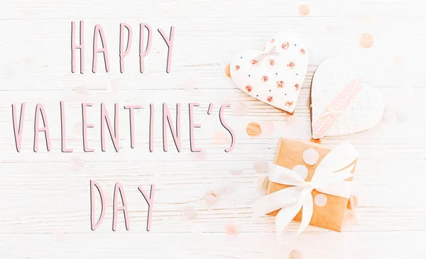 Szczęśliwy Valentine Day Tekst Znak Płaski Lay Różowe Serca Dar — Zdjęcie stockowe