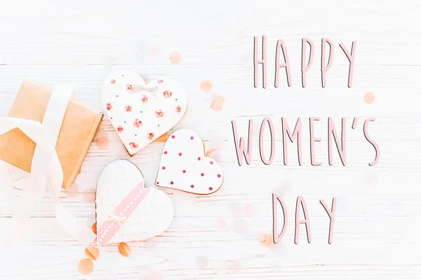 Szczęśliwa Kobieta Dzień Tekst Znak Płaski Lay Marca Różowe Serca — Zdjęcie stockowe