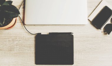 ahşap masa laptop, grafik tablet, defter, gözlük ile. Serbest iş yeri kavramı düz metin için yer yatırın. Tasarımcı Ofis Masası ve bu görünümü top becerikli.