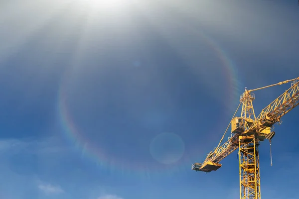 Konstruksjonstårnet Solskinnsstråler Bakgrunn Blå Himmel Kran Byggearbeider Byggeplassen Gul Løftekrane – stockfoto