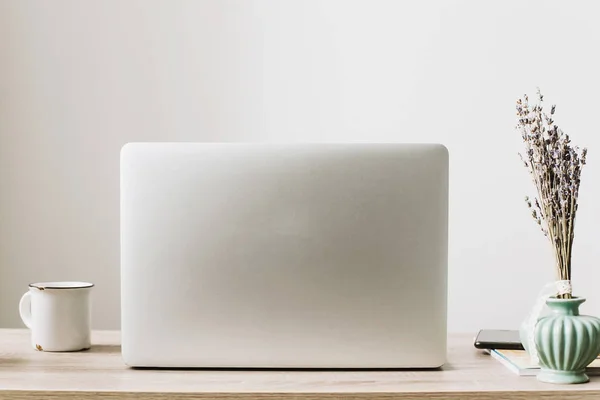 Laptop Trä Skrivbord Med Telefon Notebook Kaffekopp Och Växt Eleganta — Stockfoto