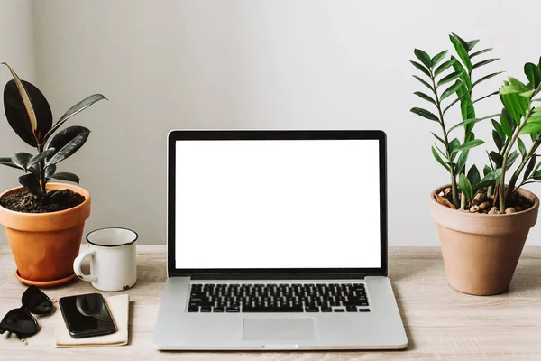 Concepto Independiente Ordenador Portátil Con Pantalla Vacía Escritorio Madera Con — Foto de Stock