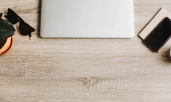 Schreibtisch Aus Holz Mit Laptop Telefon Notebook Brille Und Pflanze — Stockfoto