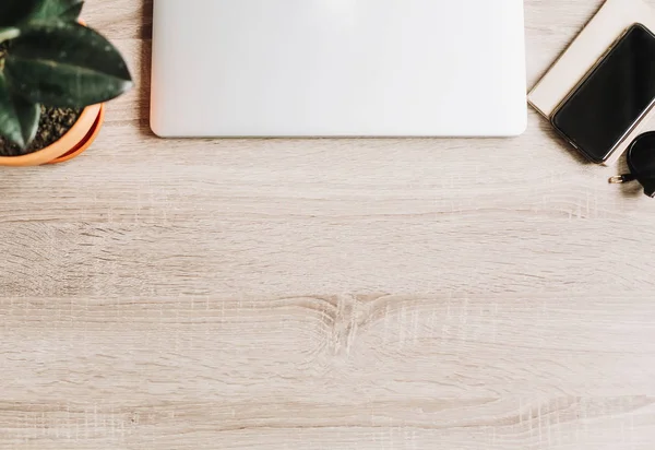 Escritorio Oficina Freelancer Con Laptop Teléfono Notebook Vasos Planta Con —  Fotos de Stock